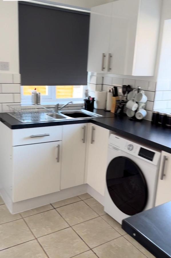 Special Rate For Bookings More Than 7 Nights, Warm Spacious Contractor House Near Liverpool City Centre Sleeps 8 Kitchen & Dining Room, Washing Machine Esterno foto