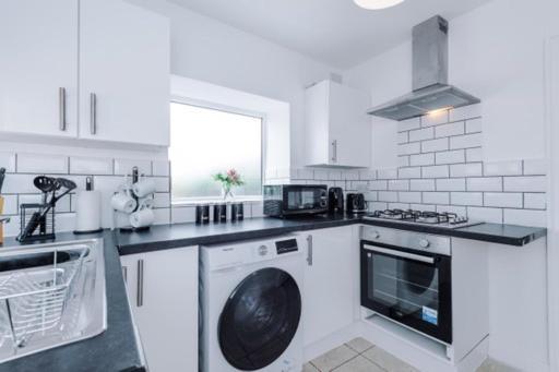 Special Rate For Bookings More Than 7 Nights, Warm Spacious Contractor House Near Liverpool City Centre Sleeps 8 Kitchen & Dining Room, Washing Machine Esterno foto