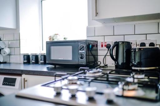 Special Rate For Bookings More Than 7 Nights, Warm Spacious Contractor House Near Liverpool City Centre Sleeps 8 Kitchen & Dining Room, Washing Machine Esterno foto
